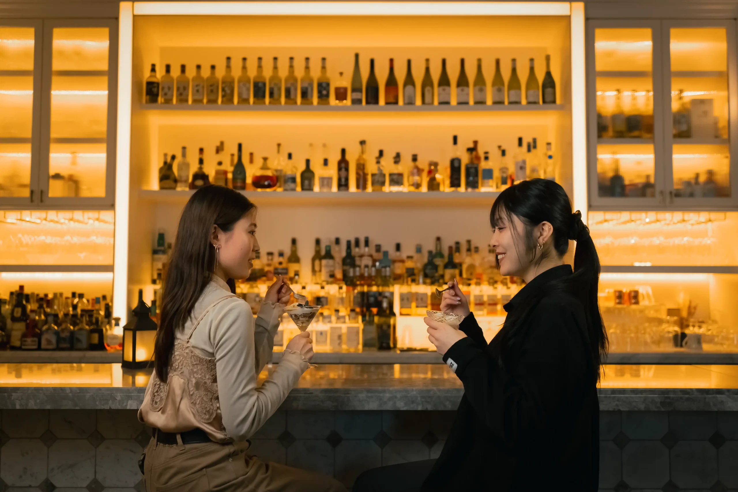 Bar Ignis 小樽_幻想的なライトが美しいホテルバーでしめパフェ